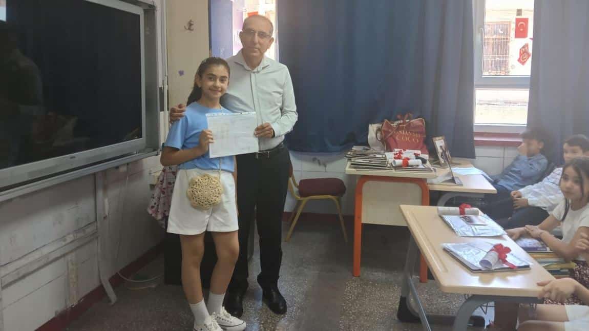 İL MİLLİ EĞİTİM ŞUBE MÜDÜRÜ SN.KENAN YILMAZ ÖĞRENCİLERİMİZİN KARNE HEYECANININA ORTAK OLDU